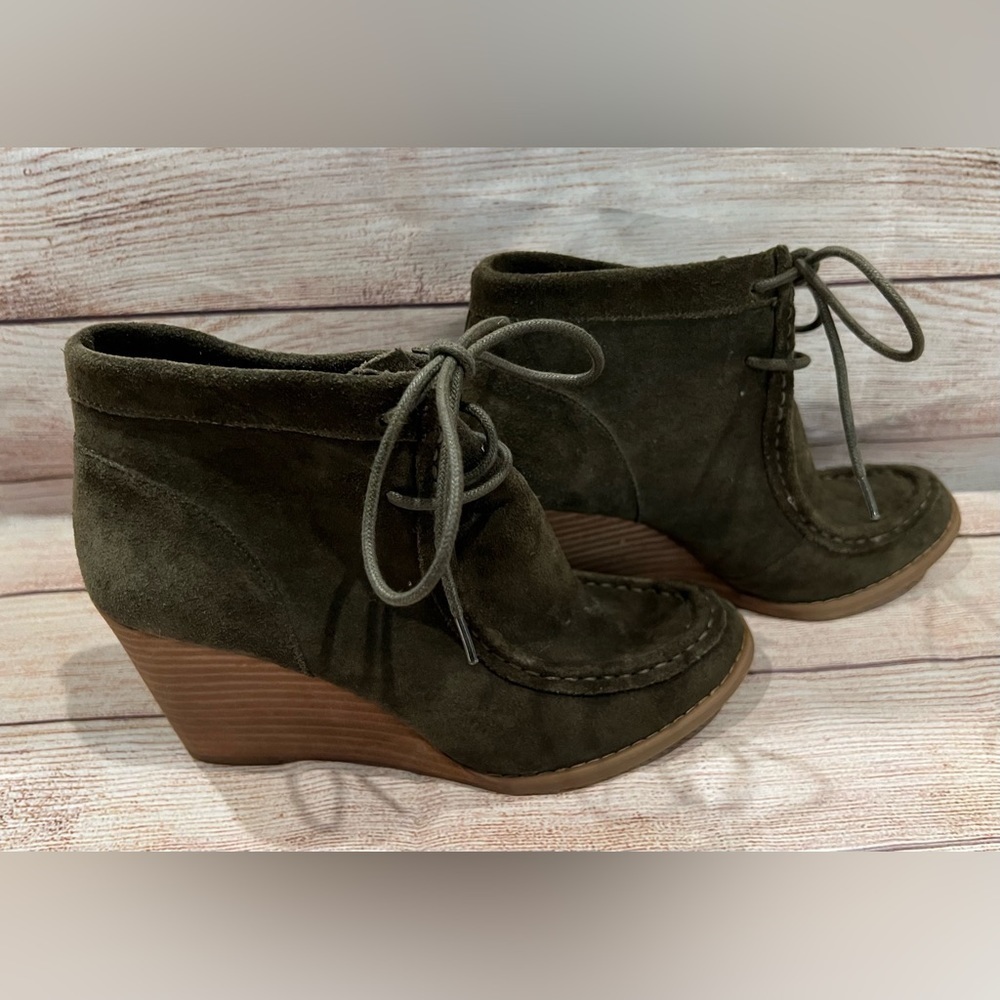 Lucky Brand Women's Ysabel Wedge Boots Size 8.5 olive green Suede Laced Boho